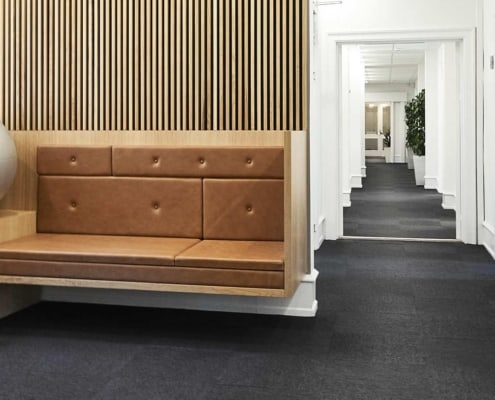 sofa i nymalet bygning