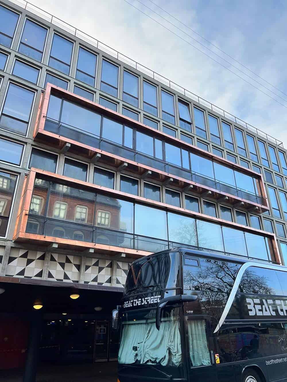 Vage facade med bus foran